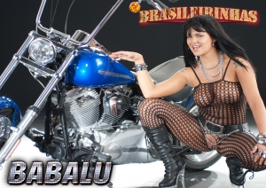 Peituda Babalu com a buceta aberta ao lado da moto